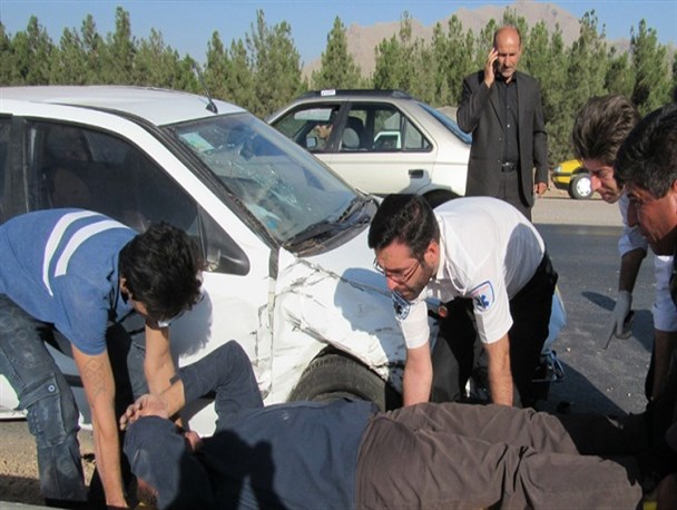 برخورد دو خودروی سواری در دوربرگردان حادثه خیز زرین شهر/ تصاویر