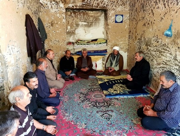 کمک ۱۲ میلیون تومانی خیرین نهاوند برای ساخت خانه آتش گرفته +تصاویر
