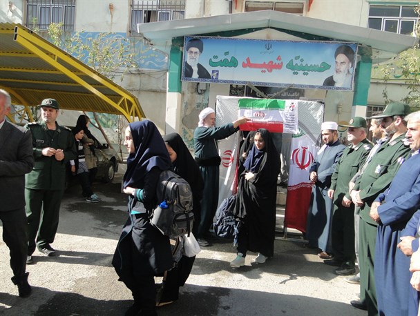 300 نفر از دانش آموزان دختر شهرستان پاوه به مناطق عملیاتی غرب اعزام شدند