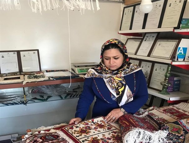 اشتغالزایی برای ۳۷نفر با تاسیس کارگاه فرش بافی/ فرش حرم امام رضا(ع) بافته می‌شود
