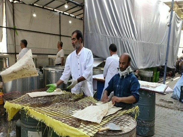 نان صلواتی فراهانی ها برای زائران اربعین در نجف