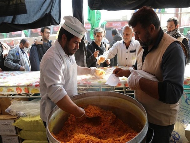 روزانه ۵۴۰۰ بسته غذا بین زائران توزیع می‌شود