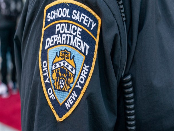 خشونت پلیس لبخند را از دختر ۸ ساله آمریکایی گرفت/ تیراندازی به دانش آموزان در اعتراضات