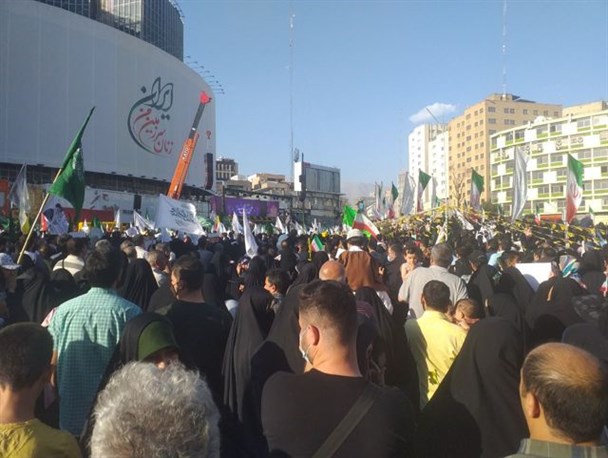 جشن بزرگ رسول مهربانی و لبخند با اجتماع مردم تهران در میدان ولیعصر (عج) برگزار شد