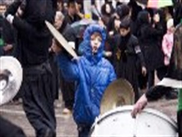 تصاویر/ ظهر تاسوعا در کرمانشاه با نوای جاودان “بی علمدارم برا”