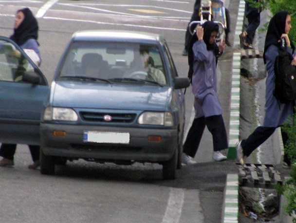 از سرنشین اضافی تا مزاحمت برای نوامیس در سرویس های مدارس همدان!