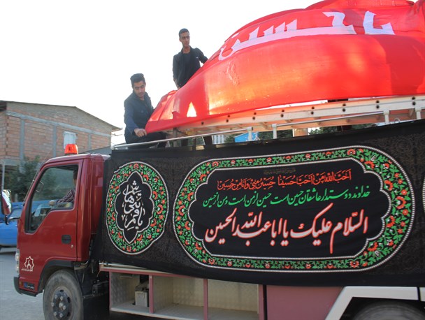 پرچم سرخ گنبد امام حسین(ع) در روستای لیوان شرقی در غرب گلستان به اهتزاز در آمد+عکس