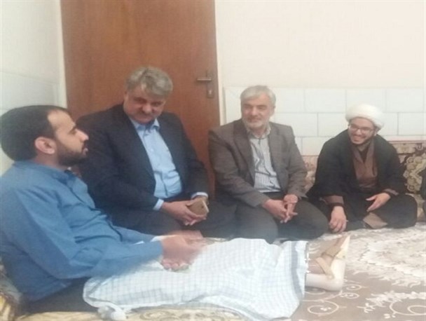 عیادت جمعی از مسئولان کرمان با جانباز بلوچ مدافع اسلام ناب محمدی+ تصاویر