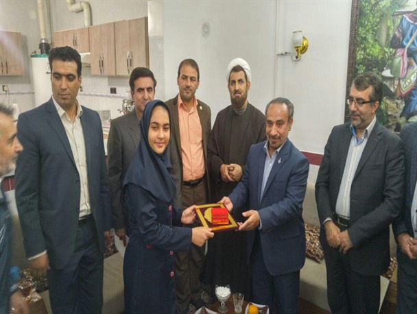 استاندار سمنان از دختر قهرمان دارت گرمسار تجلیل کرد