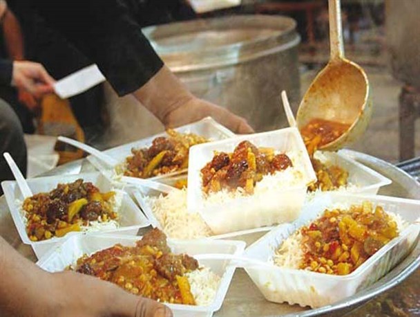 توزیع بیش از 600 پرس غذای گرم بین نیازمندان شهرستان هیرمند