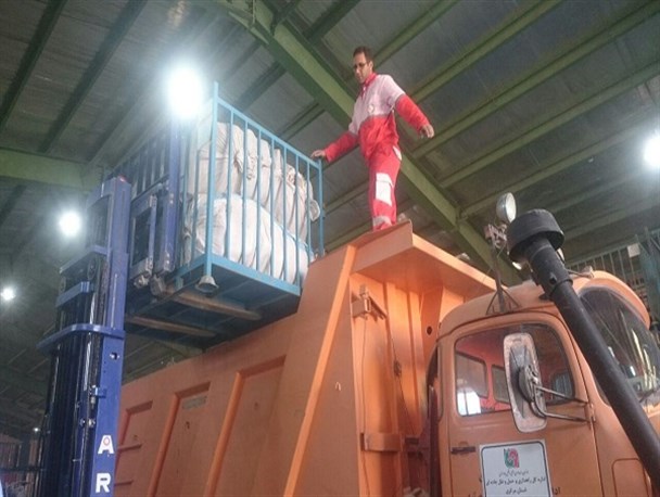 ارسال ۲۰۰۰ تخته پتو و چادر از استان مرکزی به مناطق زلزله زده+تصاویر