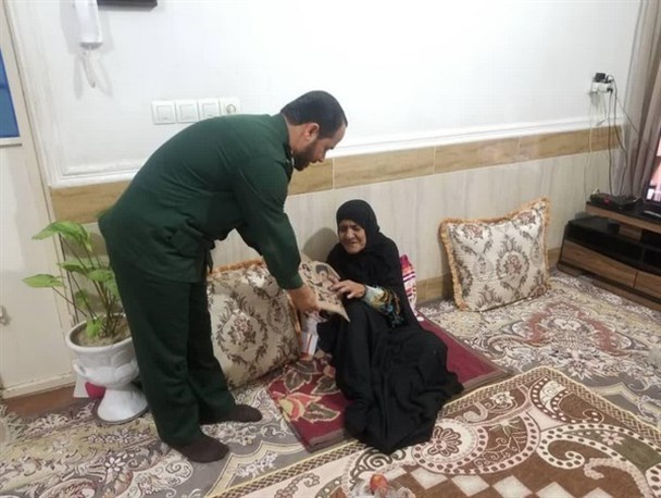 دیدار فرمانده سپاه کنگان با مادرشهید فرحی+ تصاویر