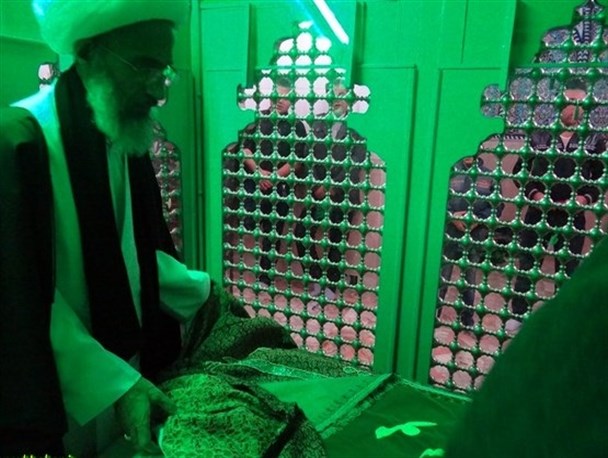 عطرافشانی و غبارروبی آستان مقدس امامزاده سید منصور(ع)