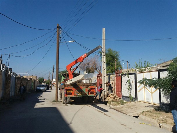 اصلاح شبکه برق در شهرلالی / جا به جایی تیرهای برق به منظور کاهش خسارات + عکس