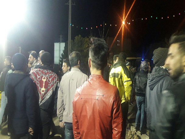 دستفروشی؛ تنها چاره فرار جوانان از فقدان اشتغال در کشور/ از چاله در آمده و به چاه افتاده ایم