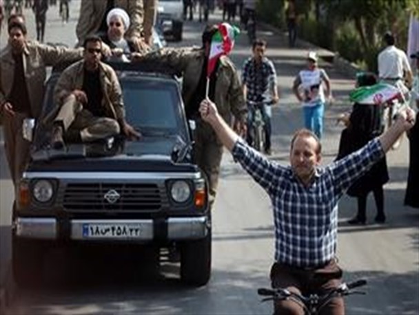تعطیلی دانشگاه آزاد بوشهر به دلیل سفر استانی روحانی! + عکس