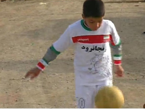ثبت رکورد روپایی با توپ تنبل فوتسال توسط دانش آموز زنجانرودی
