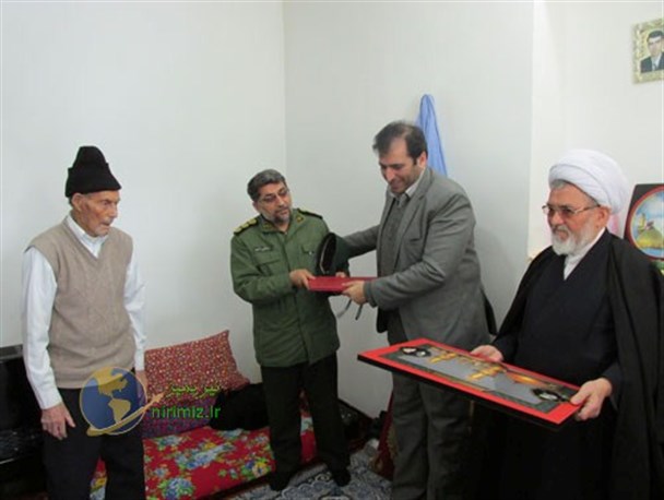 دیدار مسئولان شهرستان نیر با خانواده معظم شهدا +تصاویر