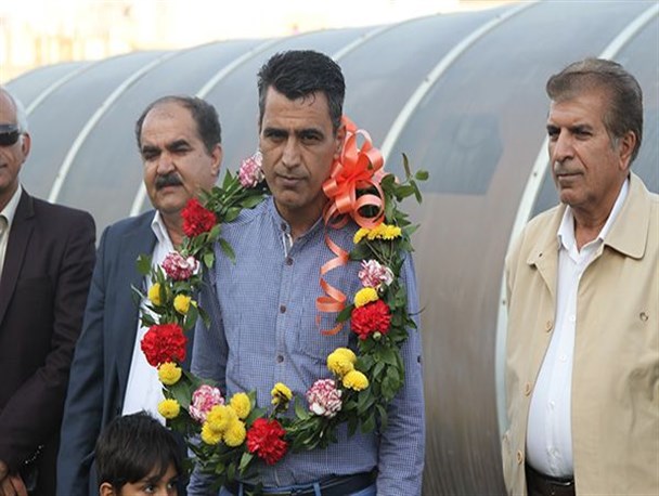 تجلیل از داور هرمزگانی در حاشیه بازی شهرداری بندرعباس+تصویر
