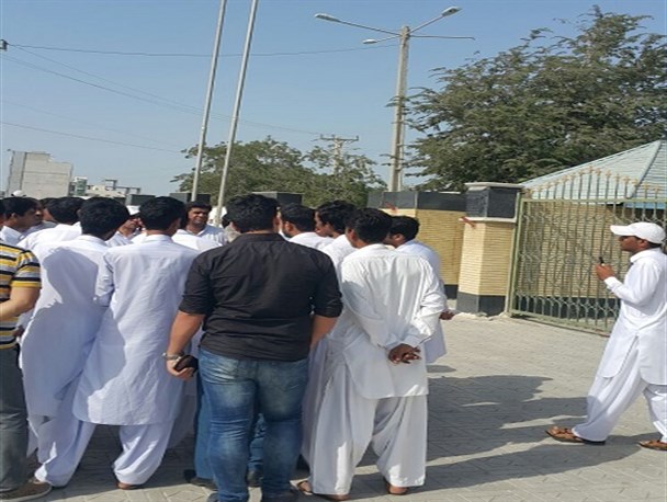 تجمع و اعتصاب طلافروشان چابهاری در مقابل فرمانداری/ بازار طلا و جواهر شهرستان تعطیل شد