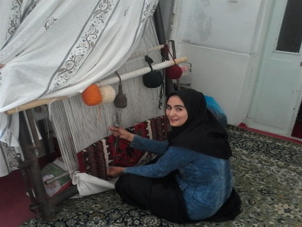 دختر جوان قیداری که اقتصاد مقاومتی را با تارو پود دار قالی گره زد/ بیکاری را بزرگترین آفت زندگی می دانم