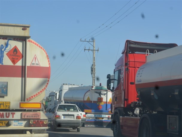 صفوف تانکرهای سوخت در خیابان اصلی زابل / جان کودکان و عابرین از خیابان در معرض خطر قرار دارد