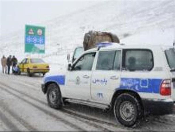 تقدیر یک راننده در راه مانده از خدمات نیروی پلیس راهور در گردنه اسدآباد