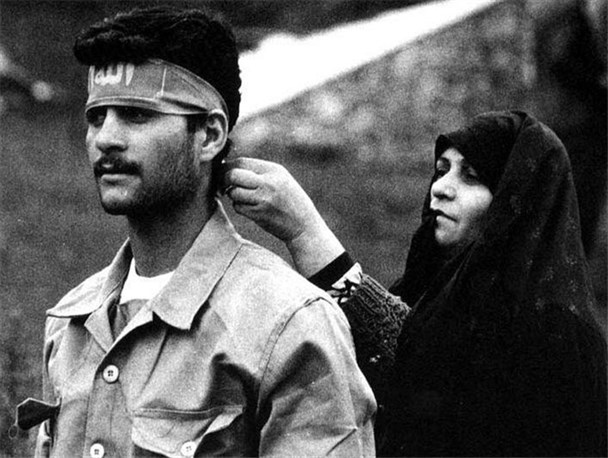 ایثار شهدا سند افتخار انقلاب اسلامی است