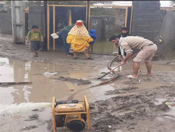 امدادرسانی مرزبانان میناب به سیل‌زدگان کرگان+عکس