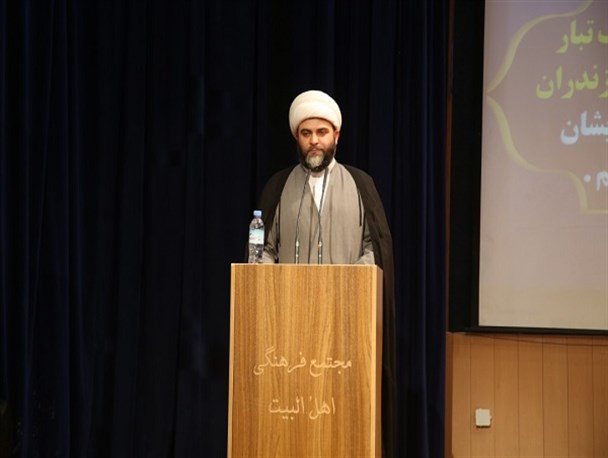 زیر آتش تبلیغاتی دشمن باید محکم بایستیم