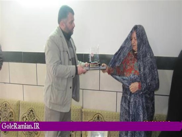 اهدای تندیس کنگره شهدای دانشجویی استان گلستان به خانواده"شهید نصرت یازرلو"+تصاویر