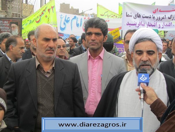 حضور مسئولین پا به پای مردم در راهپیمایی 22 بهمن ماه شهرستان چرداول+تصاویر
