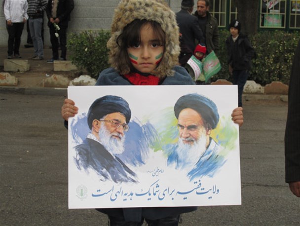 حضور کودکان آشتیانی در راهپیمایی پر شکوه ۲۲ بهمن+تصاویر
