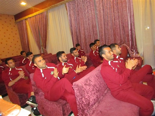 جشن 37 سالگی انقلاب در اردوی تیم فوتبال نفت وگازگچساران+تصاویر