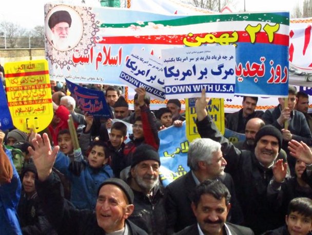 روزی پرافتخار همراه با مردمی عزتمند/سوختن پرچم کفر و استکبار در شعله های تکبیر و صلوات مردم/ پیرمردان این شهر رسم انقلاب را، خوب می‌دانند+تصاویر