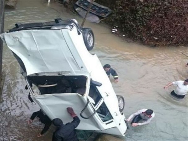 سقوط خودروی پیکان در داخل رودخانه چهار نفر کشته و زخمی بر جای گذاشت