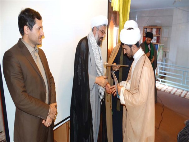 مراسم تجلیل از طلاب برتر در حوزه علمیه الیگودرز برگزار شد