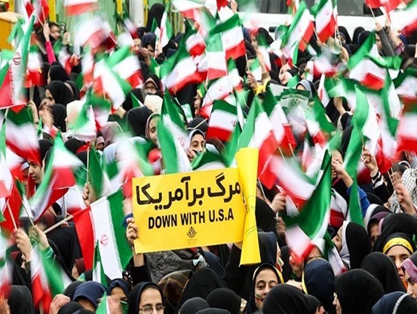 حضور پرشور مردم قم و اتباع خارجی در راهپیمایی 22 بهمن/پیام بانوی قمی به ترامپ+تصاویر