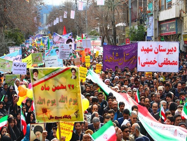 ۲۲ بهمن روز پمپاژ خون تازه در رگ های انقلاب است/اعتماد به مردم راه نجات گذر از تگناها در کشور