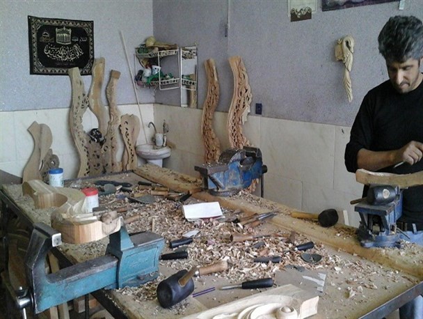 اعطای تسهیلات اقتصاد مقاومتی به منبت کاران تویسرکانی/جوان روستایی برای سه خانواده اشتغال ایجاد کرد/دستگاه CNC ریشه منبت کاری را می زند