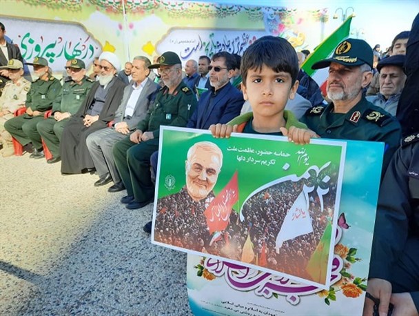 حضور سپهبد شهید حاج قاسم سلیمانی در راهپیمایی ۲۲ بهمن بوشهر