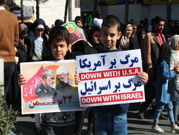 41 سال ایستادگی در پرتو ولایت/ به عشق سردار سلیمانی به صحنه آمدیم