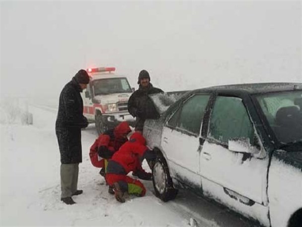 لغزندگی جاده سبب واژگونی ۲ خودرو در محور بروجرد- اراک شد/امدادرسانی به ۲۵۰ خودروی گرفتار در کولاک