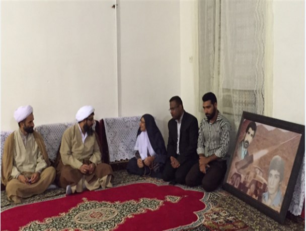 دیدار مسئولان حاجی آباد با خانواده شهدا