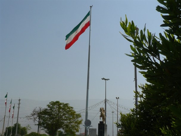 آغاز عملیات نصب پایه پرچم 30 متری جهت اهتراز پرچم مقدس ایران در ورودی شهر رزن