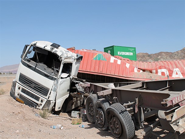 تصاویر واژگونی تریلر در کمربندی شهر راور