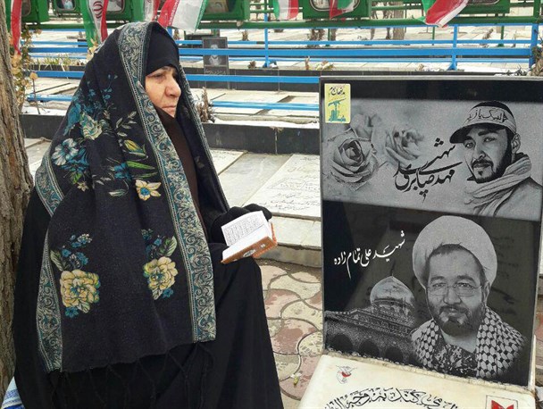 چرا سر کوچه مادر شهید عکس شهید نیست!/ برخی مسئولین تبلیغ پفک و چیپس را به شهدا ترجیح می دهند