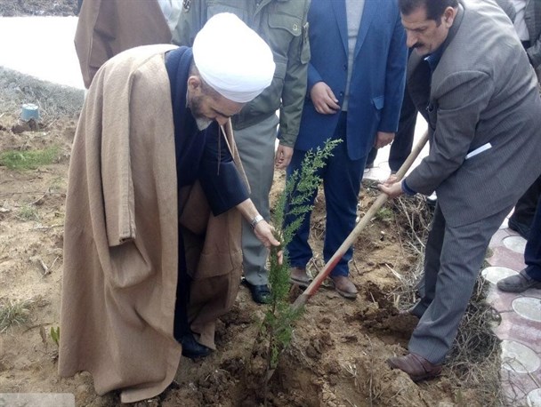 طرح کشوری «یاد سبز شهدا» با درختکاری در دانشگاه آزاد لنگرود اجرا شد