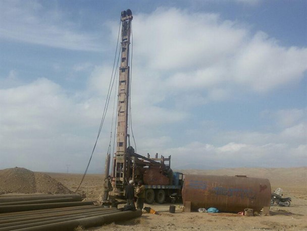 حفاری چاه آب شرب روستای کاریزک به جد در حال انجام است