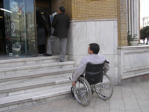 درب ورودی بانک‌ها برای افراد کم‌توان جسمی روی پاشنه نمی‌چرخد